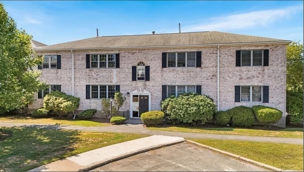 30 Lake Shore Ct, Brighton