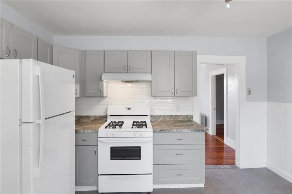 8 Linwood St, Holbrook