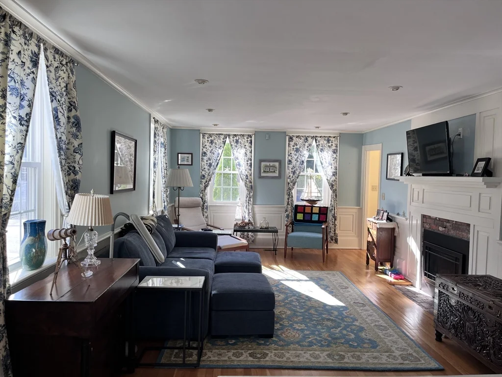 12 Pearl St, Mattapoisett