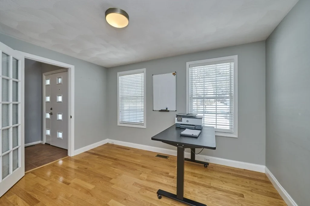 27 Cranberry Ln, Burlington