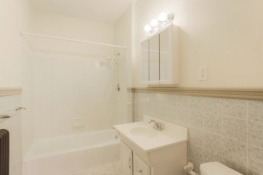 31 Roslyn, Salem