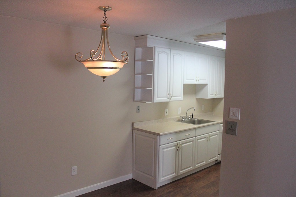 14 Village Green Ln, Natick