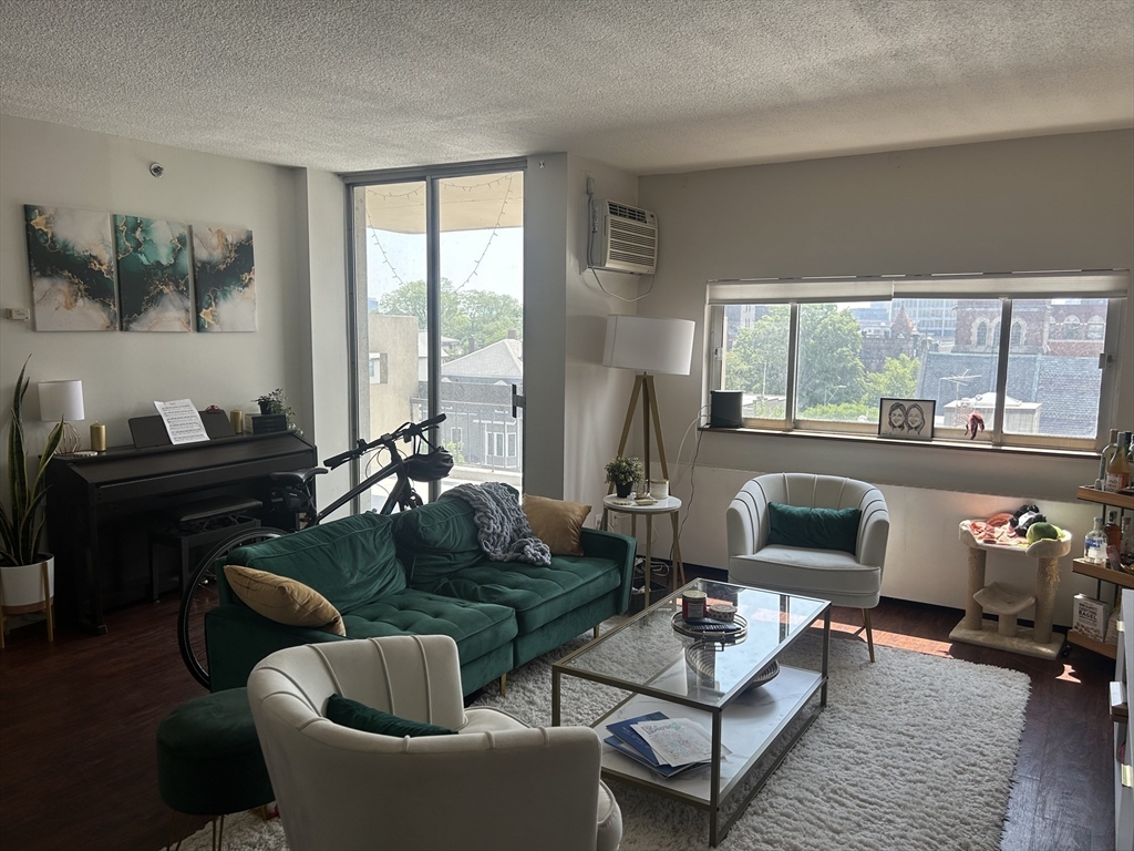 872 Massachusetts Ave, Riverside