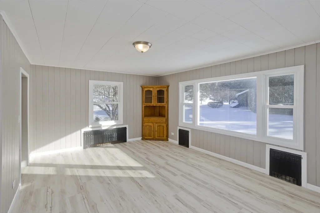 16 Knightville Dam Rd, Huntington