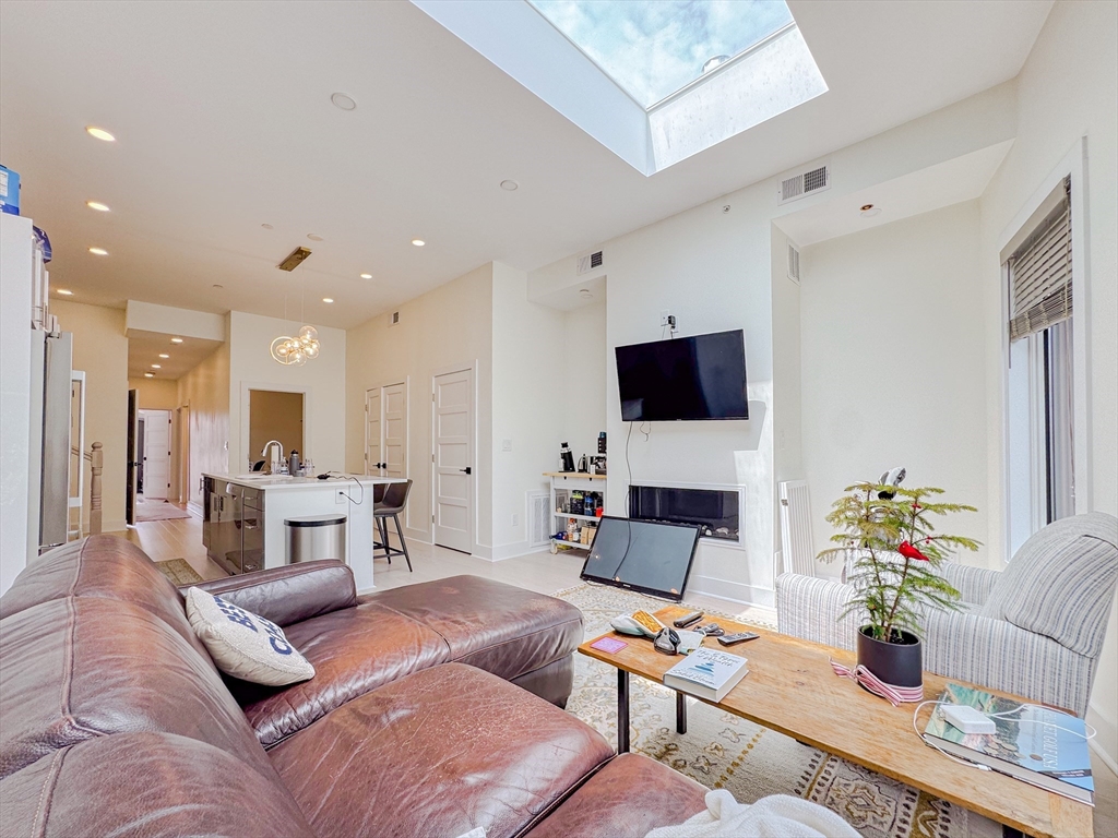 231 Maverick St, East Boston