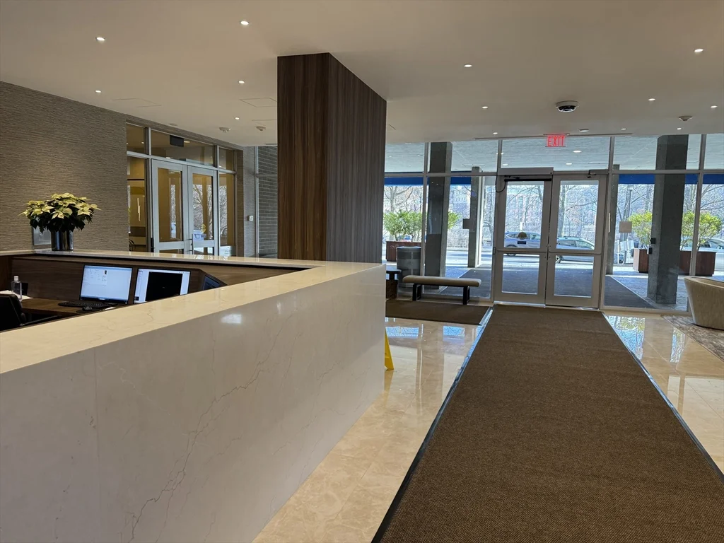 33 Pond Ave, Longwood