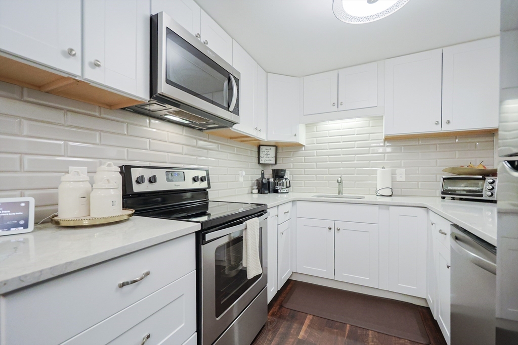 54 Jacqueline Rd, Waltham