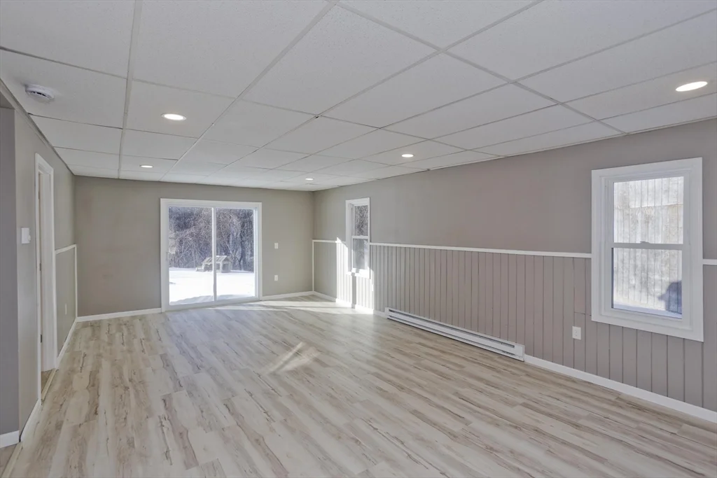 16 Knightville Dam Rd, Huntington