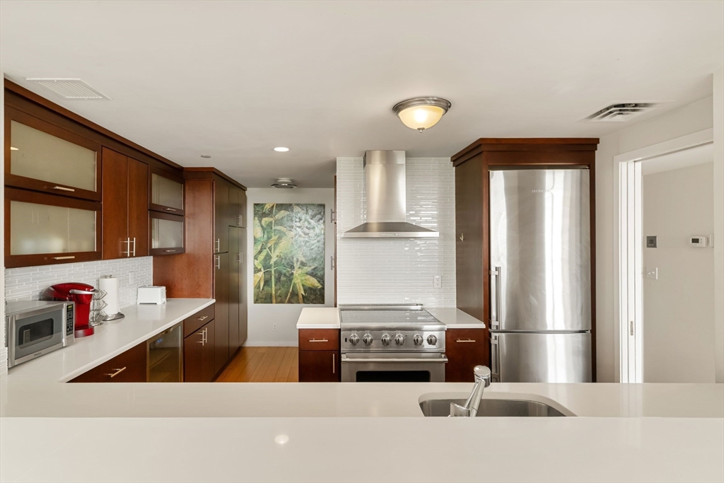 975 Memorial Dr, Harvard Square