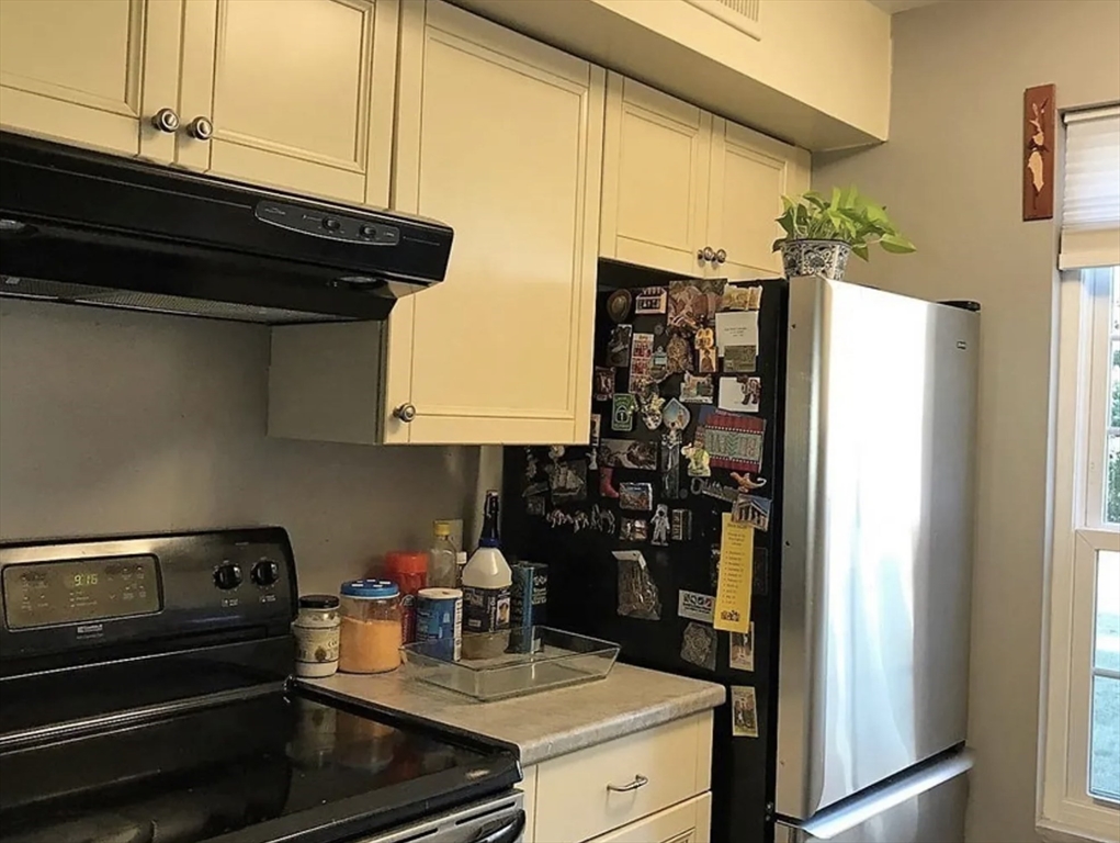 504 Windsor Dr, Framingham