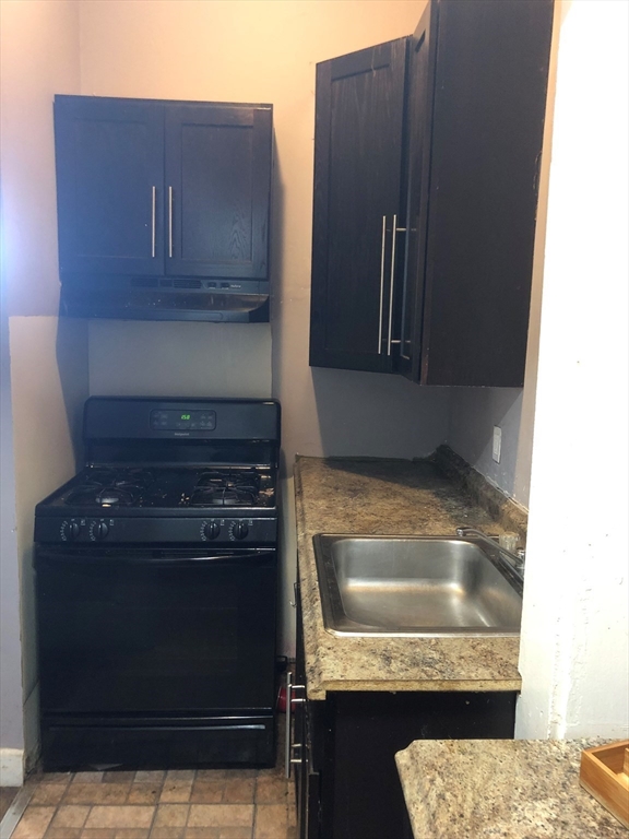 11 Akron St, Roxbury