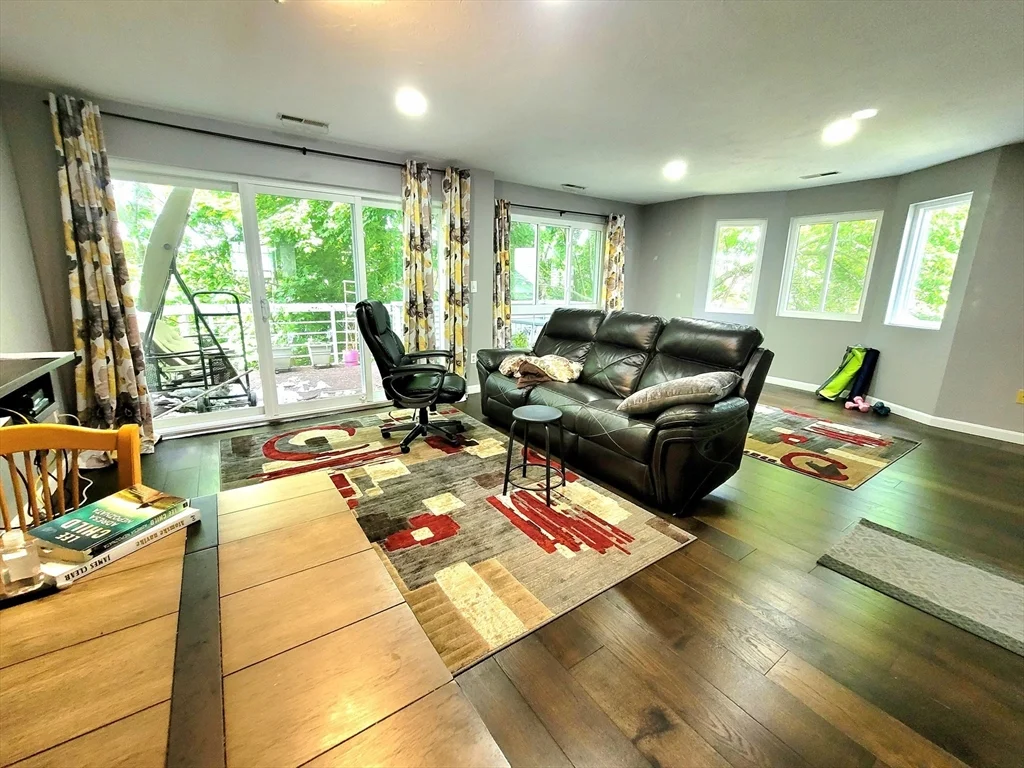 391 Hyde Park Ave, Jamaica Plain