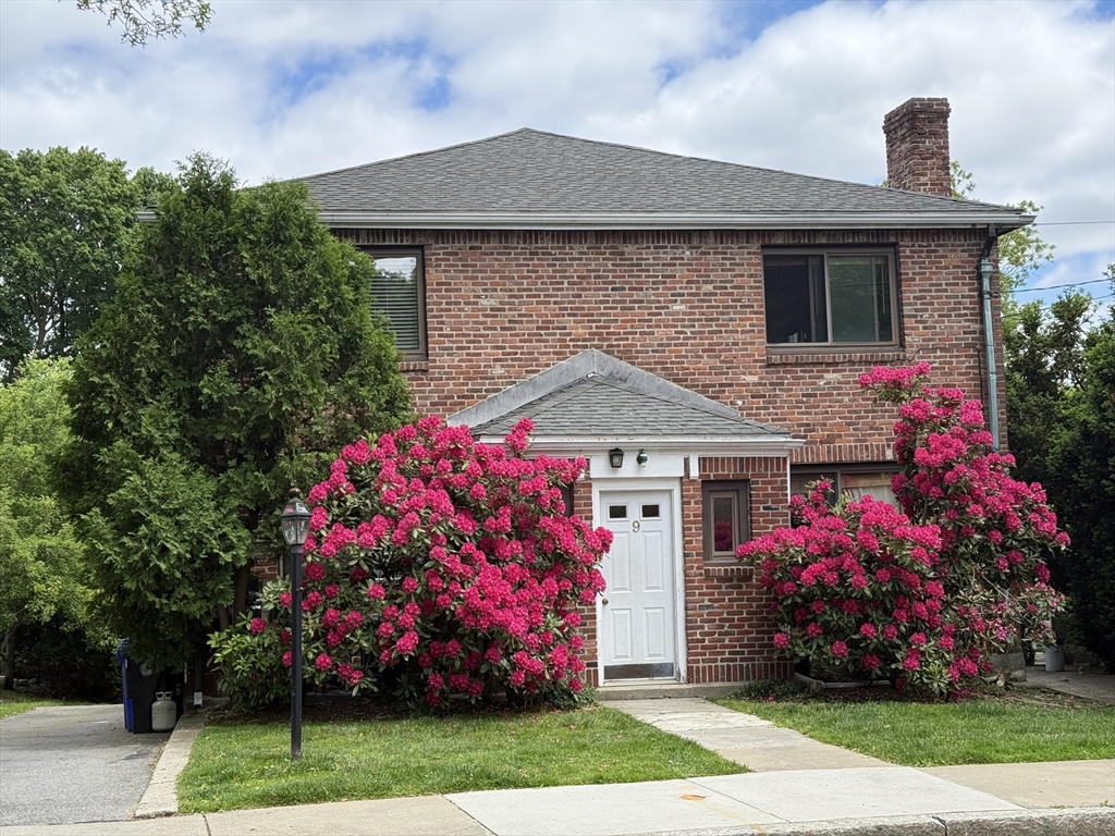 9 Reservoir Rd, Brookline