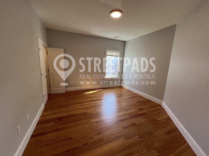 8 Islington St, Allston