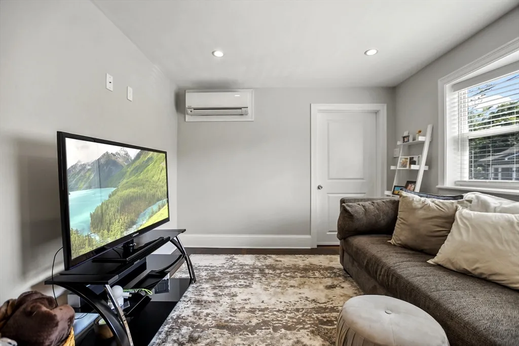 13 Town Hill St, Quincy