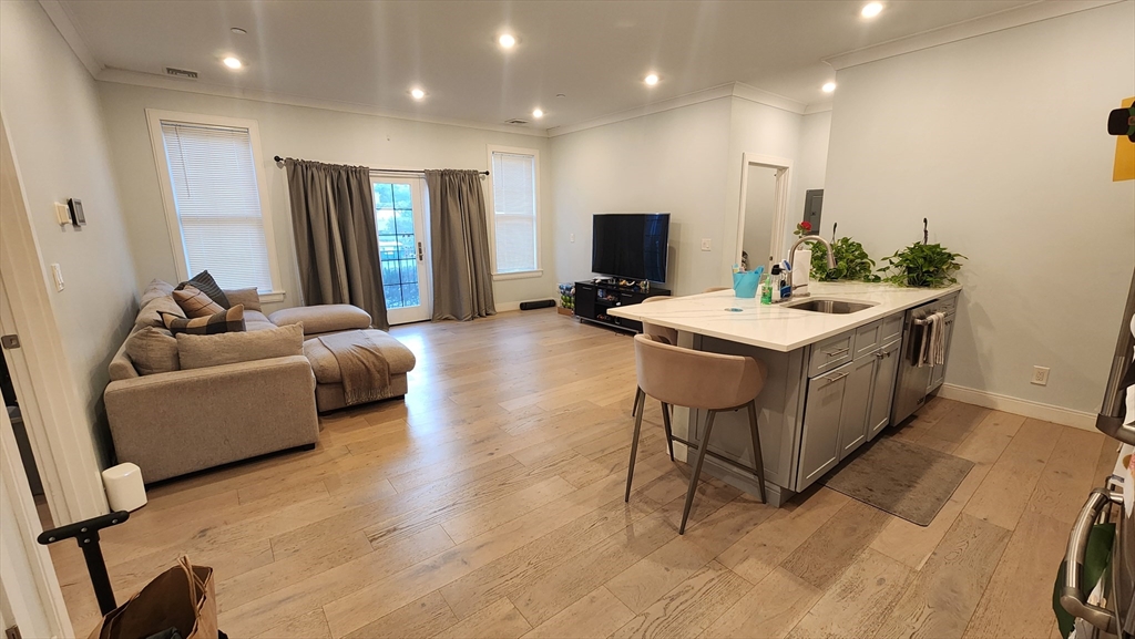 32 Cummins Highway, Roslindale