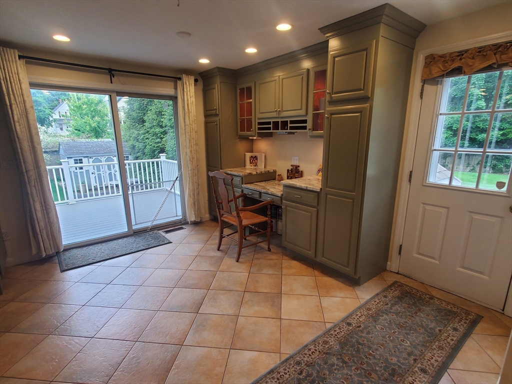 2 Valley Rd, Whitman