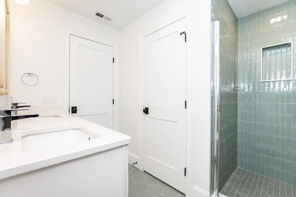 20 Sheridan Ave, Medford