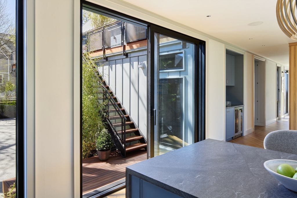 201.5 Lakeview Ave, West Cambridge