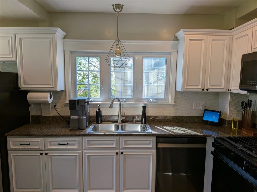 98 Rock Glen Rd, Medford