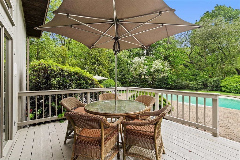 25 Laurus Ln, Newton