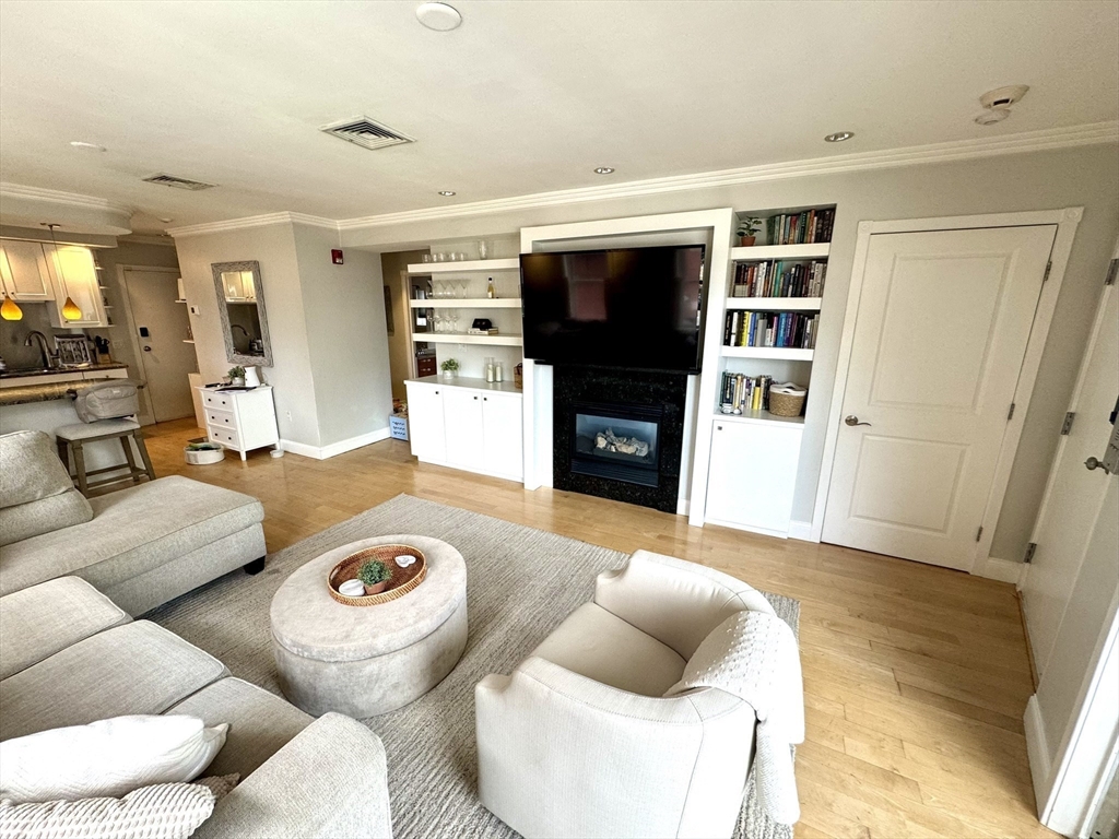 560 Commercial St, North End