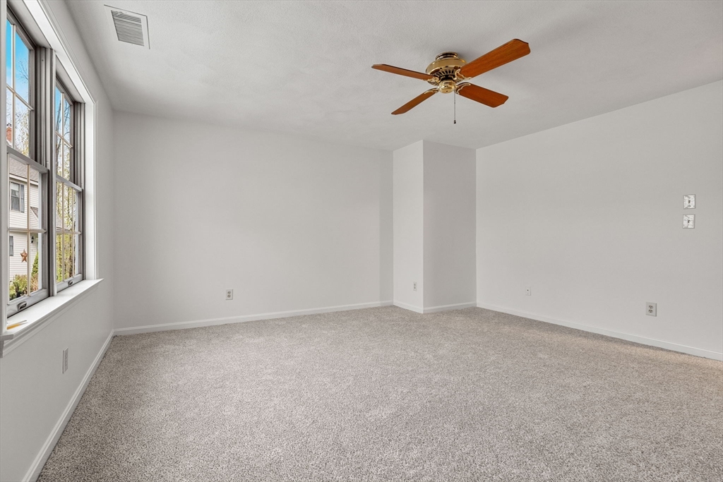 10 Carriage Ct, Merrimac