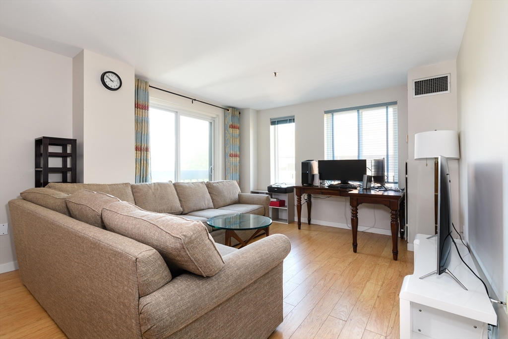 950 Massachusetts Ave, Riverside