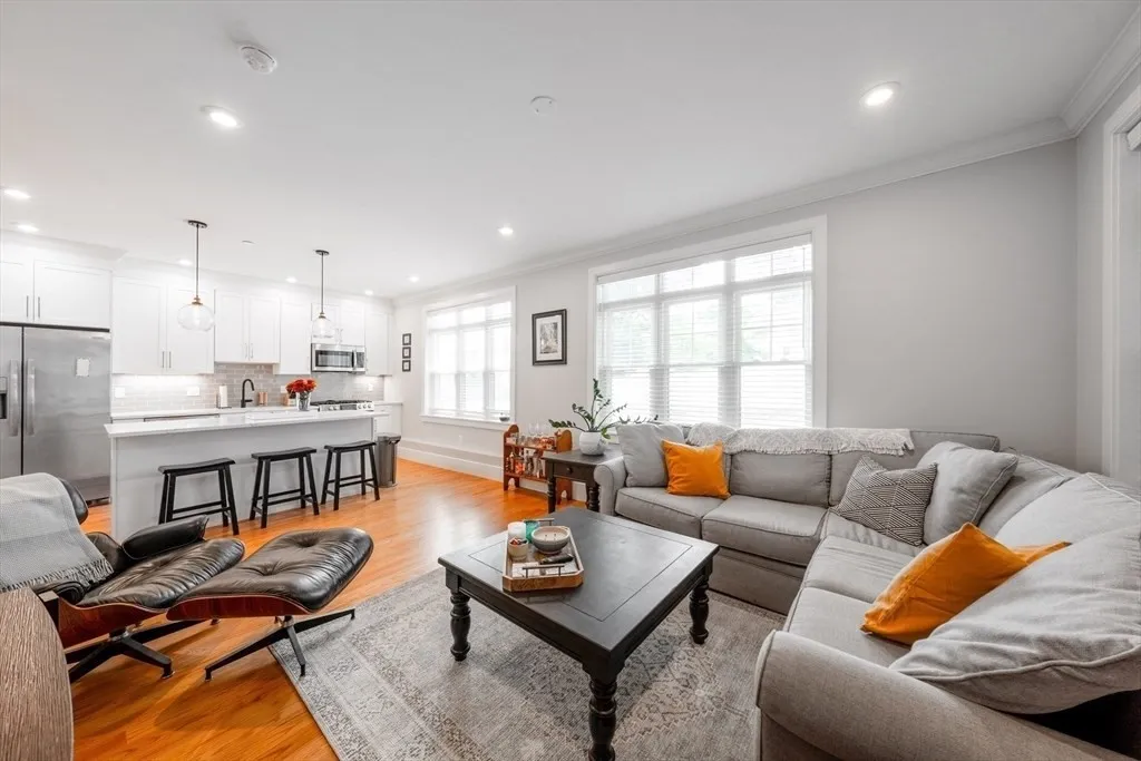 315 College Farm Rd, Waltham