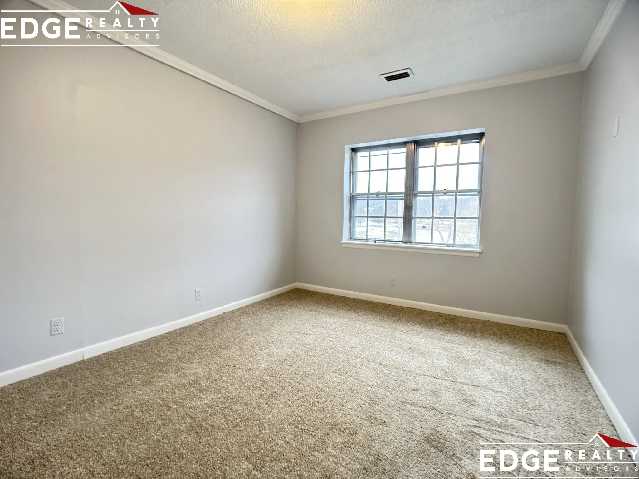 180 Lake Shore Rd, Oak Square