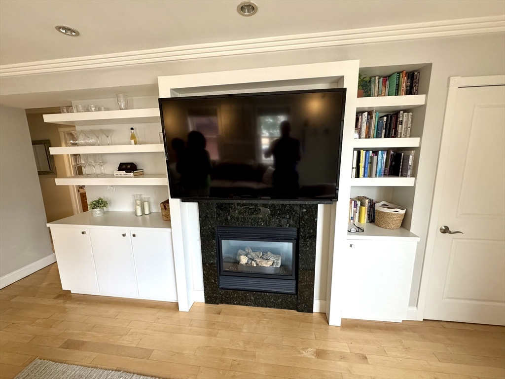 560 Commercial St, North End