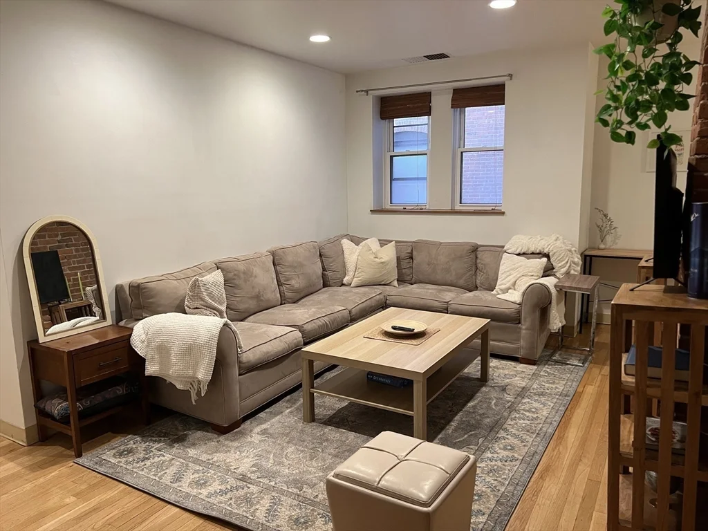 87 Gainsborough St, Fenway