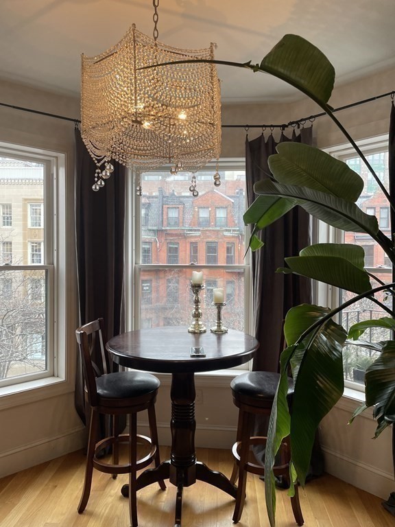 211 Newbury St, Back Bay