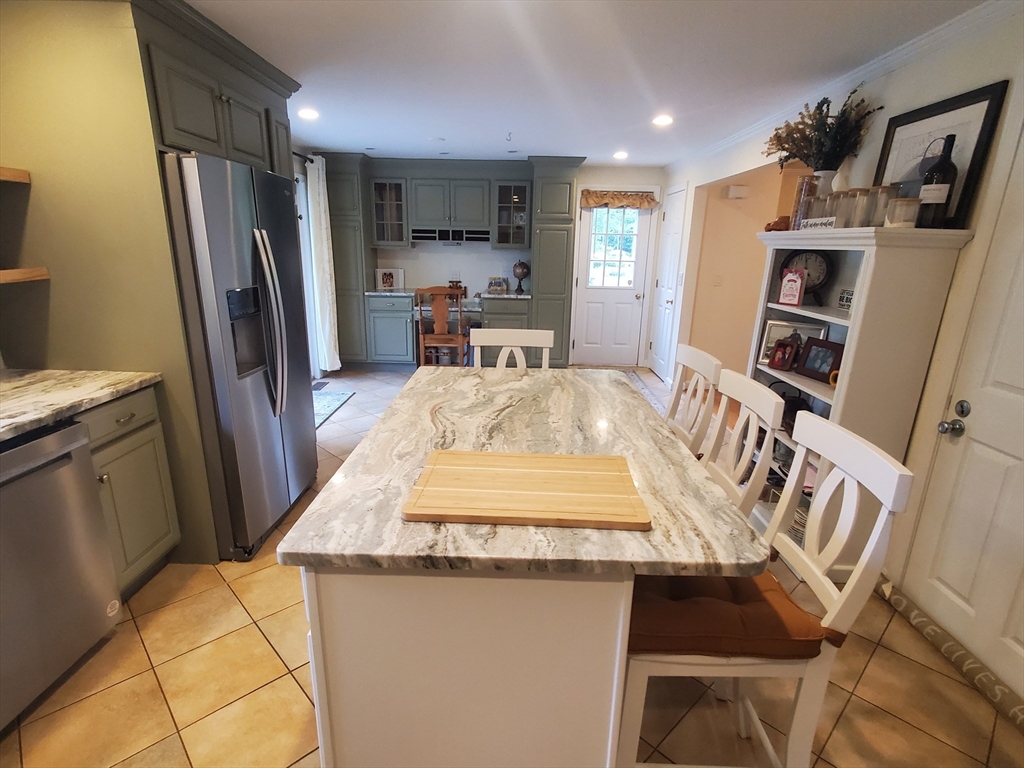 2 Valley Rd, Whitman