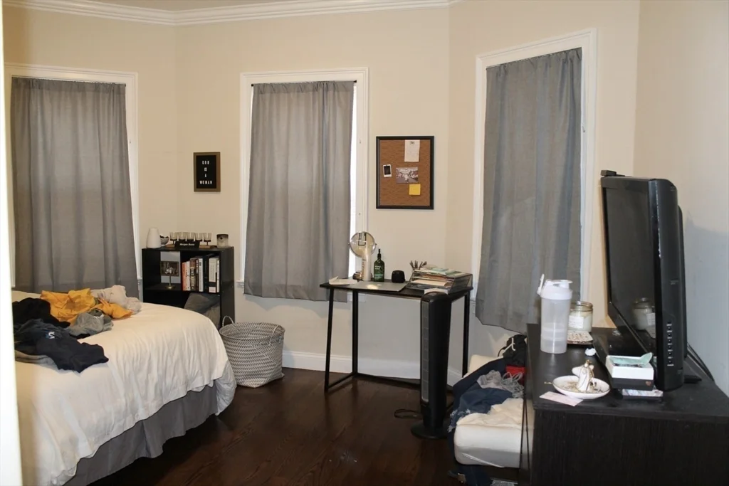 34 Circuit St, Roxbury