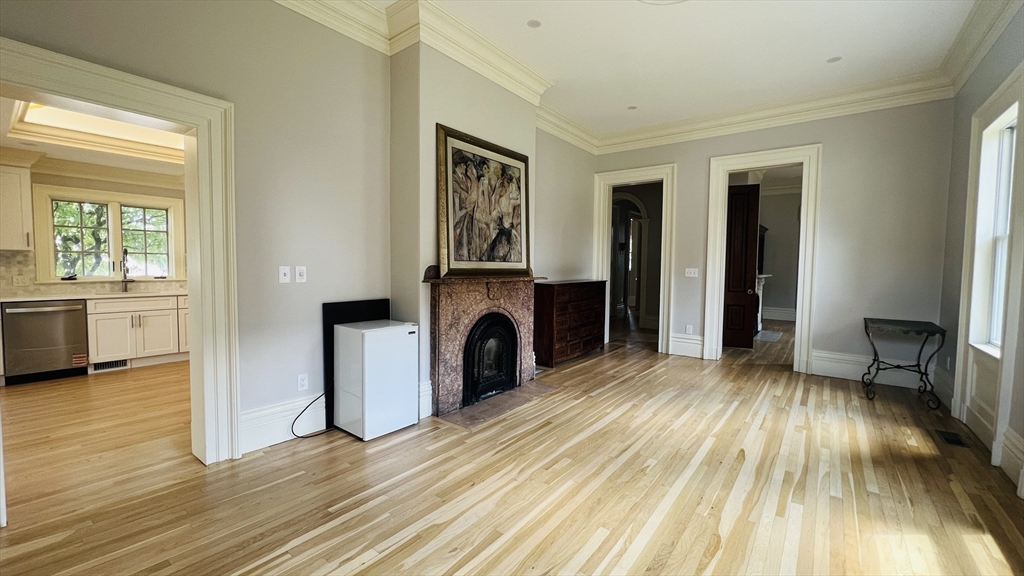 519 Main St, Waltham