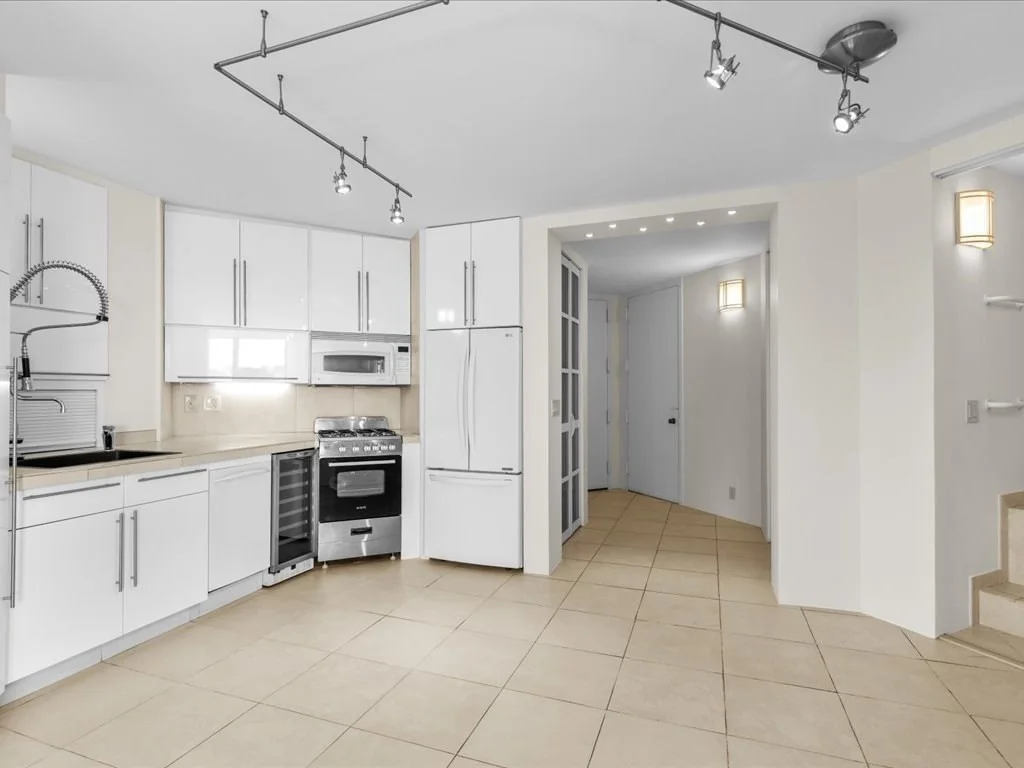 65 E India Row, Waterfront