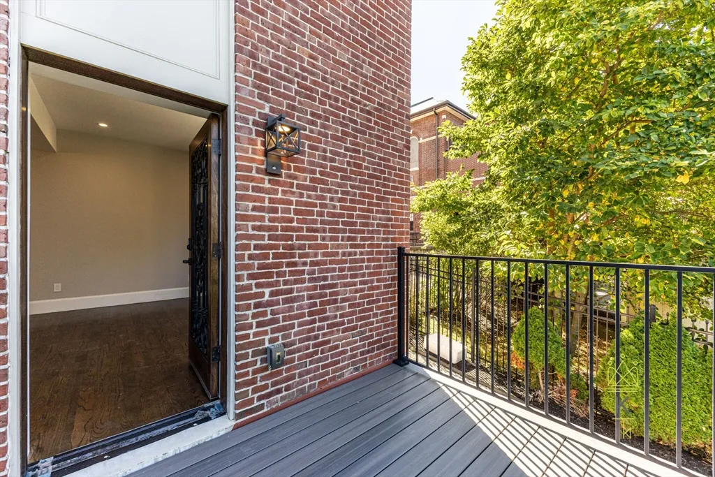 85 Regent St, Roxbury