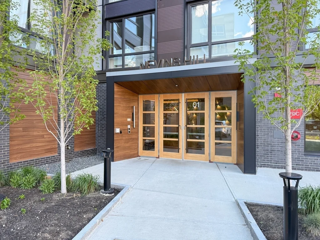 1 Nevins Hill Way, Brighton
