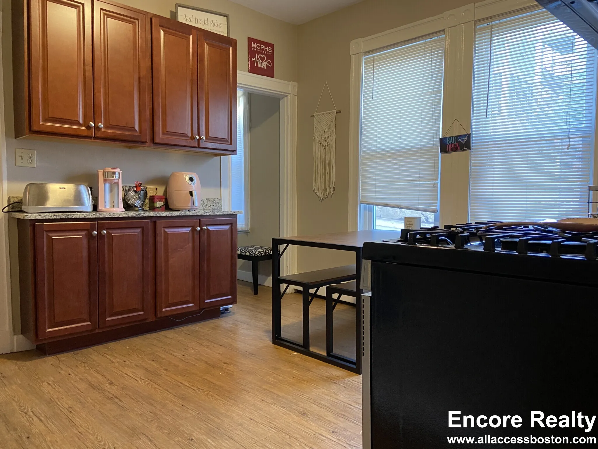 8 Sunset St, Mission Hill