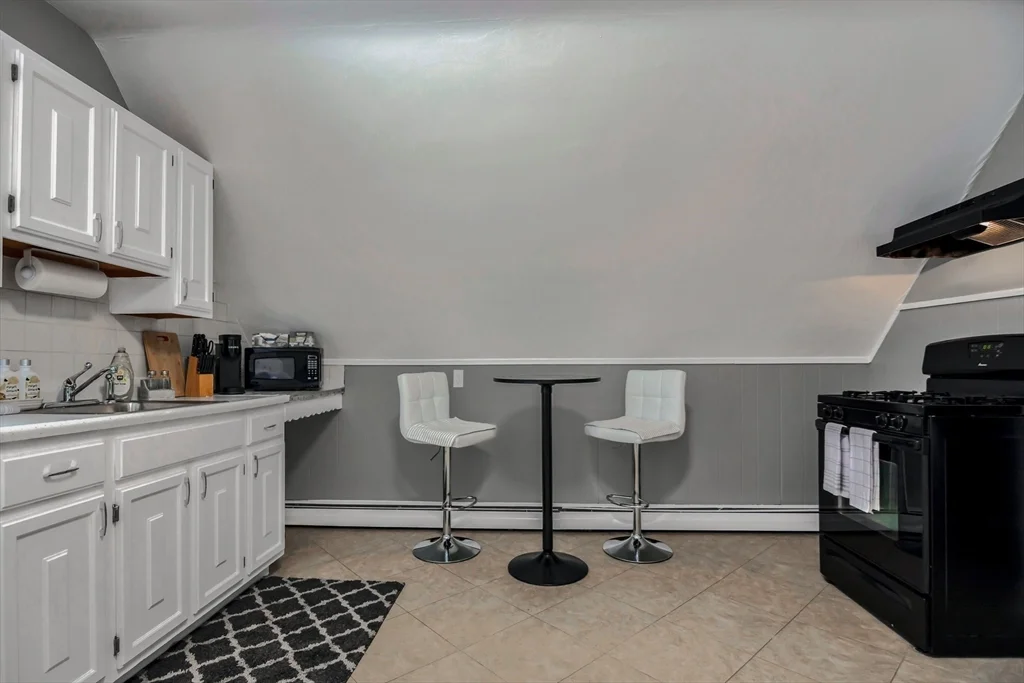 553 Main St, Medford