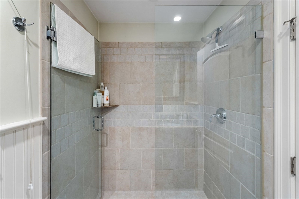 192 W 6th St, South Boston