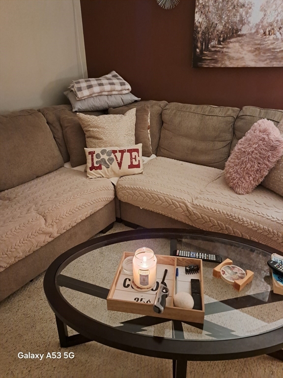 14 Meetinghouse Ln, Millbury