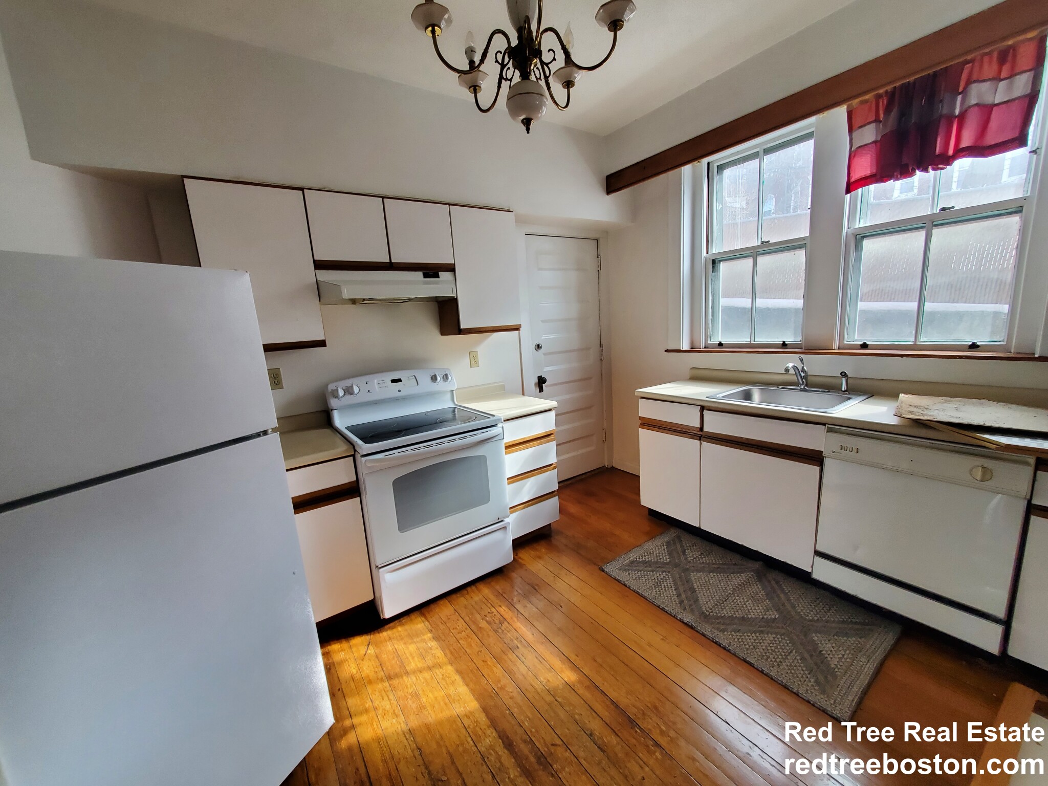 1677 Beacon St, Washington Square