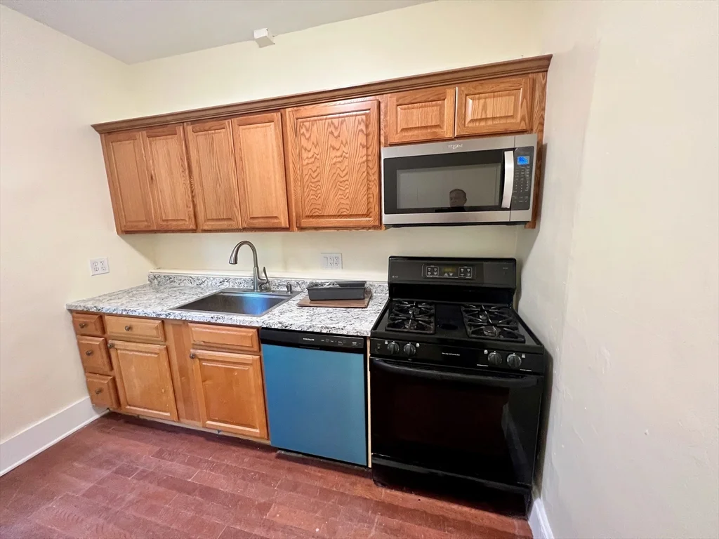 22 Anita Ter, Roxbury