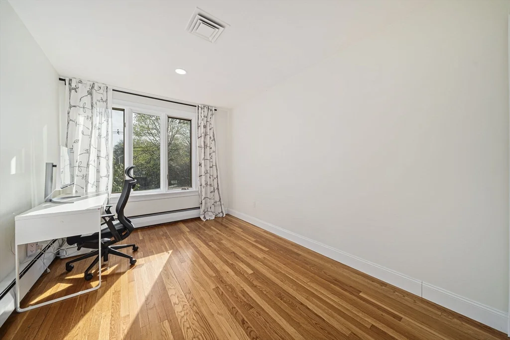 66 Roosevelt Rd, Newton
