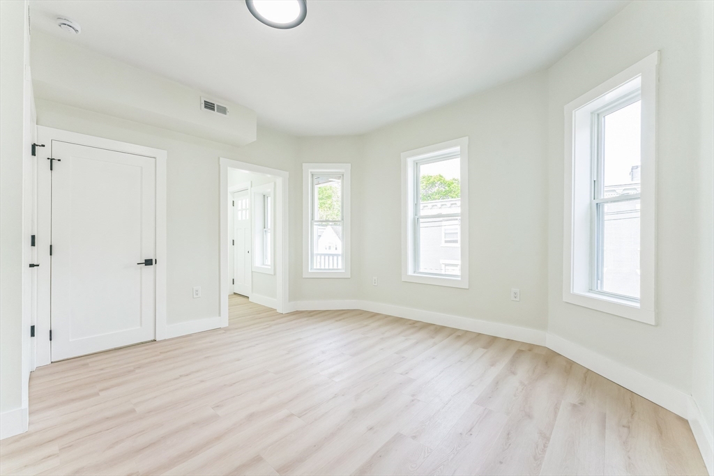 47 Brackett St, Oak Square