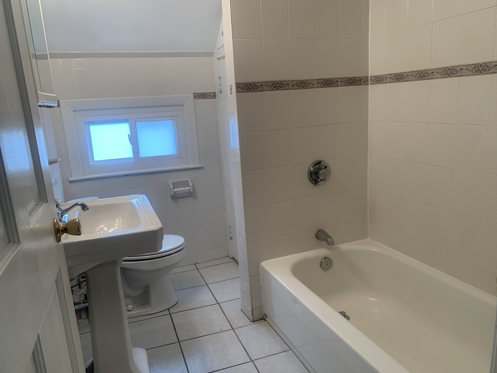 77 Hartford St, Newton Highlands