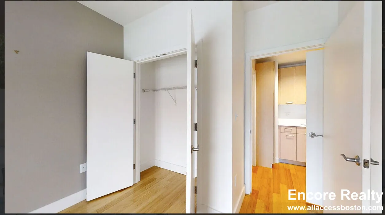 1085 Boylston St, Fenway