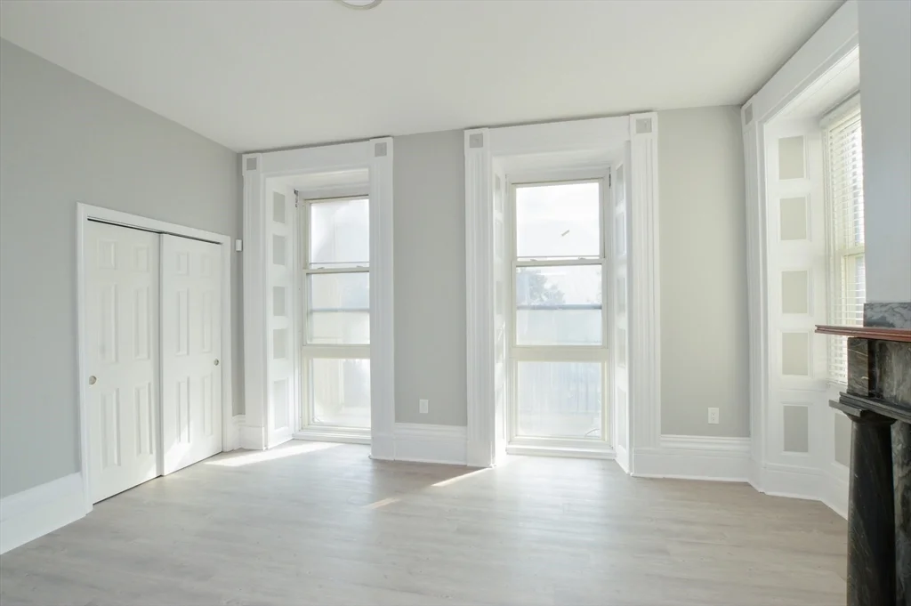 1049 Pleasant St, Center